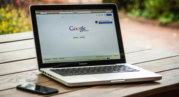 Laptop exibindo a página inicial do Google, com uma busca relacionada a Como fazer ADS no Mercado Livre, demonstrando estratégias de publicidade online